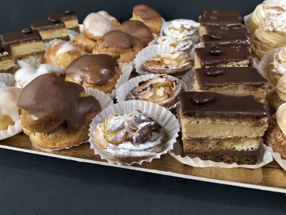 mignardises : choux, Paris-Brest, opéra, tartelette aux fruits ...